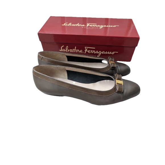 Salvatore Ferragamo Vara Bow Pumps Taupe Leather Size 9.5 w/ Box Made in Italy - Picture 1 of 6